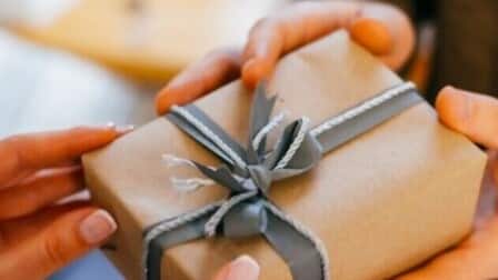 5 Reasons to Give Gifts to Employees Year-Round