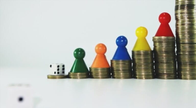 The image of statues standing on coins shows the difference in priority positions The image of statues standing on coins shows the difference in priority positions