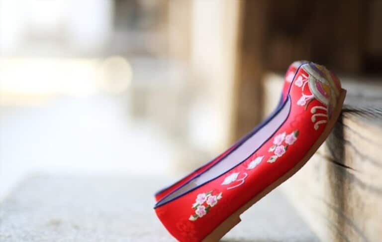 Superstitions and Surprises: 15 Gifts to Avoid Giving during Chinese New Year Superstitions and Surprises: 15 Gifts to Avoid Giving during Chinese New Year